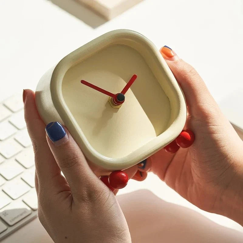 TimeForm – Minimalistischer quadratischer Tischwecker mit modernen stillen Motiven