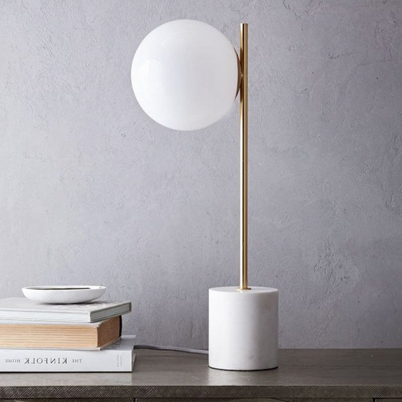 GlowSphere – Moderne Tischleuchte mit Marmorsockel für einzigartige Dekorationen