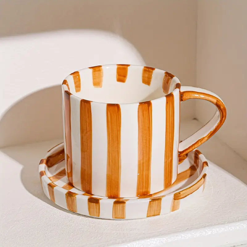StripeSip – Auffällige gestreifte Tasse mit passendem Teller