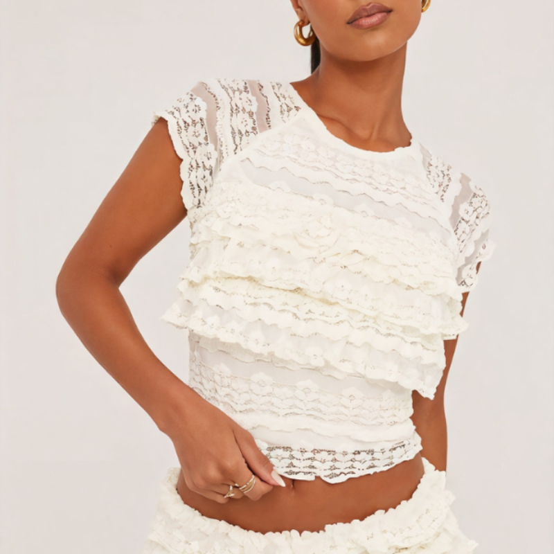 Chloe – Zweiteiliges Rüschenset mit bauchfreiem Top und gestuften Shorts