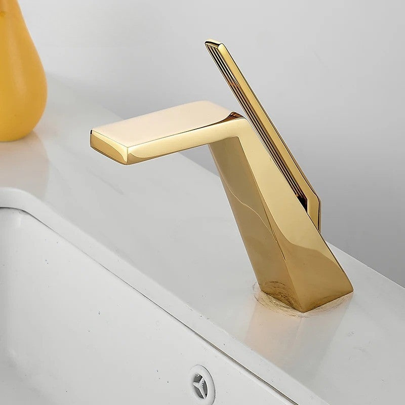 AquaForm – Einhand-Waschbeckenarmatur mit modernem geschwungenem Entwerfen
