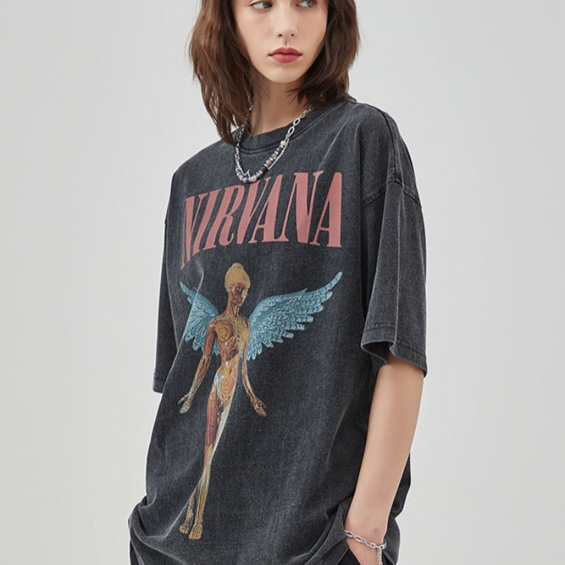 Sarah – Klassisches T-Shirt mit Rundhalsausschnitt und anatomischer Grafik