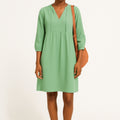 Sabine – Stilvolles lockeres kurzes Kleid mit V Ausschnitt und Taschen