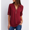 Mila – Lässige V Ausschnitt Bluse mit Reißverschluss Detail und verstellbaren Halbärmeln
