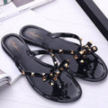 Carly - Freche flipflop Hausschuhe mit dekorativen Nieten und flacher Sohle