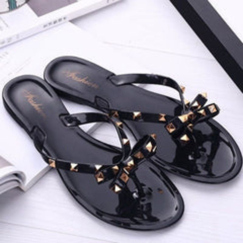 Carly - Freche flipflop Hausschuhe mit dekorativen Nieten und flacher Sohle