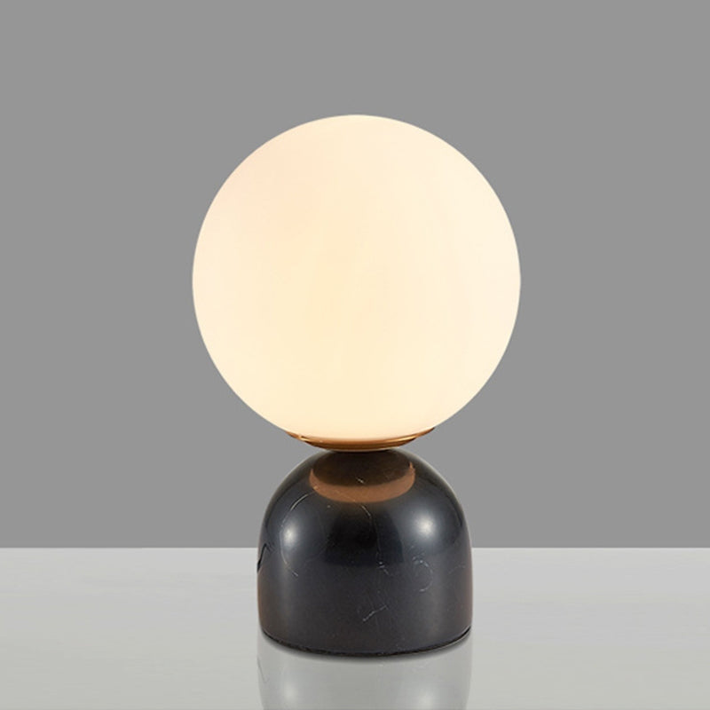 GlowNest – Moderne Tischlampe mit rundem Design und stabilem Sockel