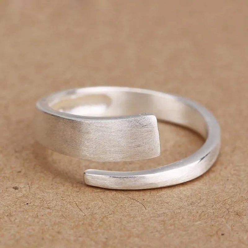 Selina – Minimalistischer offener Ring mit schlankem und verstellbarem Banddesign