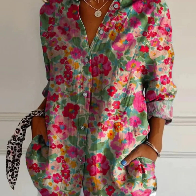 Clara – Langärmlige Blumenbluse mit Umlegekragen und Knopfleiste