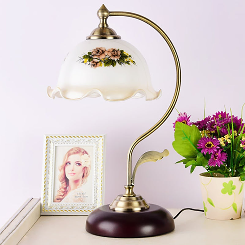 VintaLume – Einzigartige LED Schreibtischlampe mit floralem Sockel und mattiertem Schirm