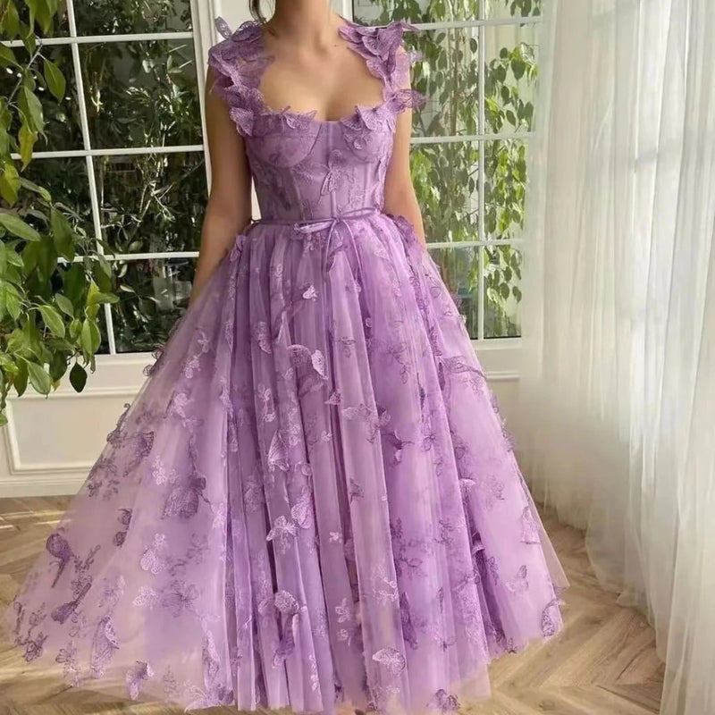 Eliza – Fließendes ausgestelltes Kleid mit floralen Akzenten und taillierter Taille