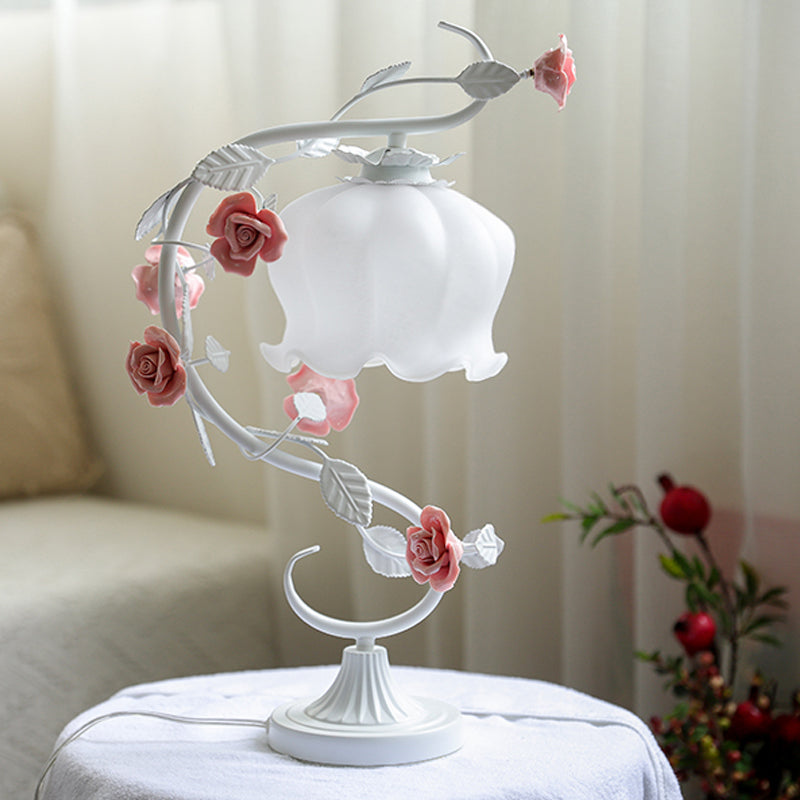 GlowBlossom – Elegante Tischleuchte mit zartem Rosendesign und beruhigendem Licht