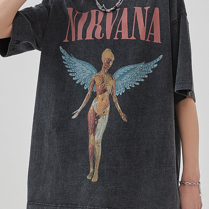 Sarah – Klassisches T-Shirt mit Rundhalsausschnitt und anatomischer Grafik
