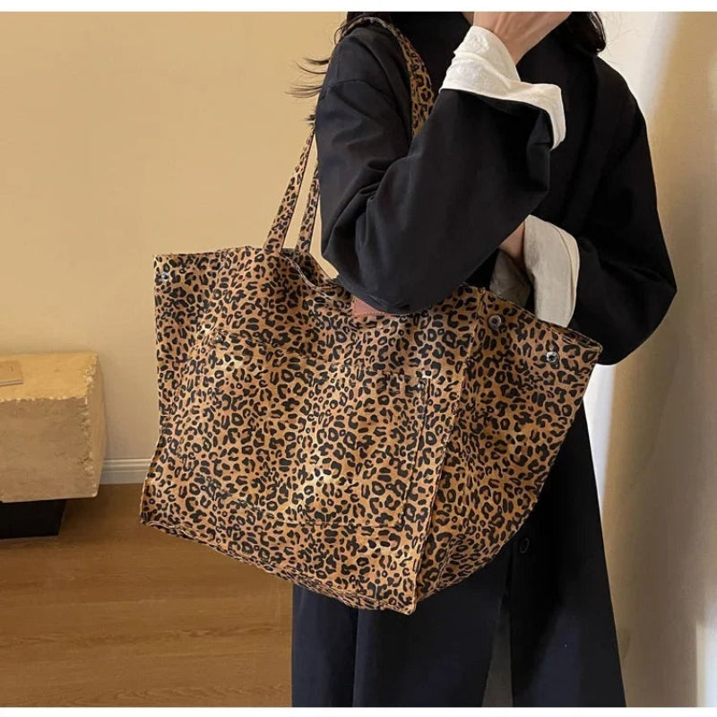 Leila – Umhängetasche mit Leopardenmuster und verstellbaren Trägern
