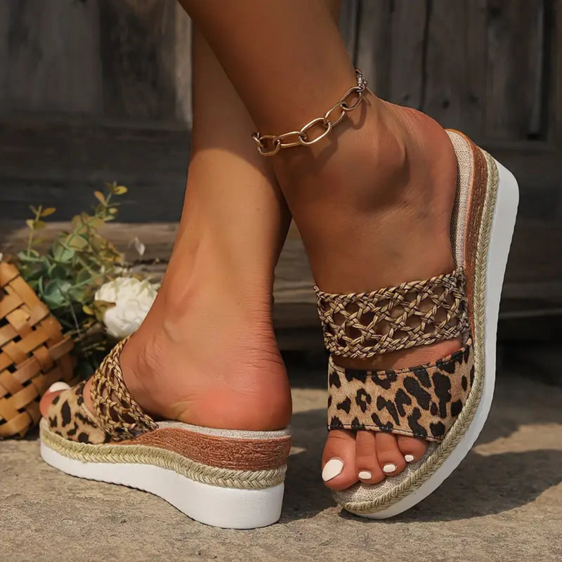 Naima – Keilsandalen mit verstellbarer Schnalle und Animal-Print