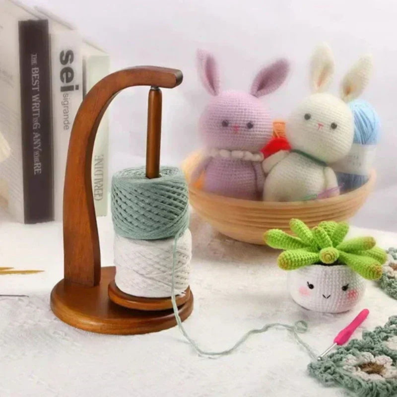 SpinYarn - Drehbarer Spulenhalter mit stabilem Sockel für verwechslungsfreie Garnorganisation