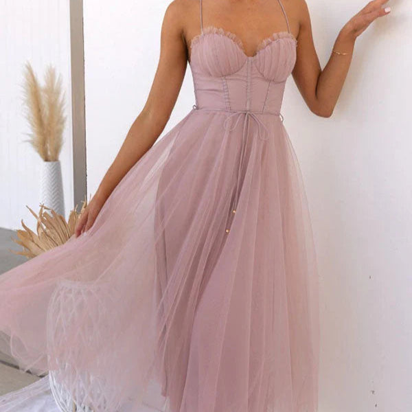 Bente – Modisches rückenfreies Maxikleid mit Spaghettiträgern für einen einzigartigen Look