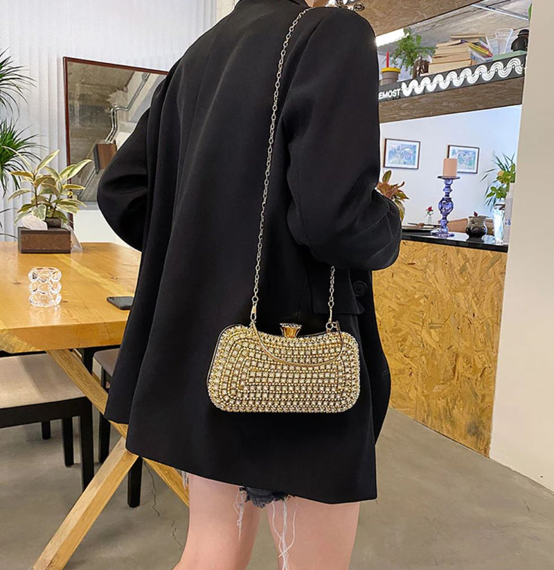 Sorina – Kleine Clutch Tasche mit geometrischem Muster