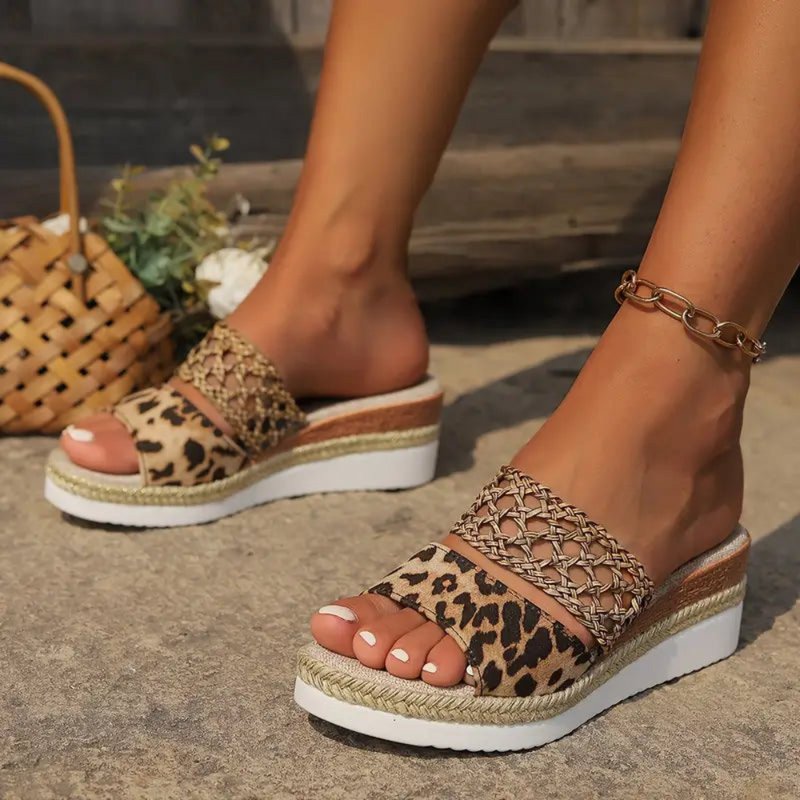Naima – Keilsandalen mit verstellbarer Schnalle und Animal-Print