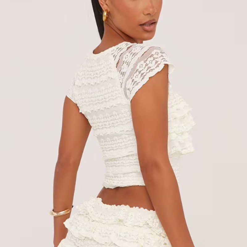 Chloe – Zweiteiliges Rüschenset mit bauchfreiem Top und gestuften Shorts
