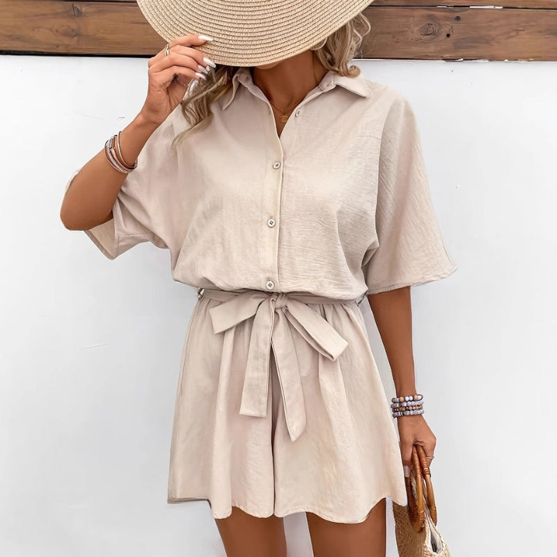 Elena – Leichter Kurzarm Jumpsuit mit Gürtel Taille und Knopfverschluss