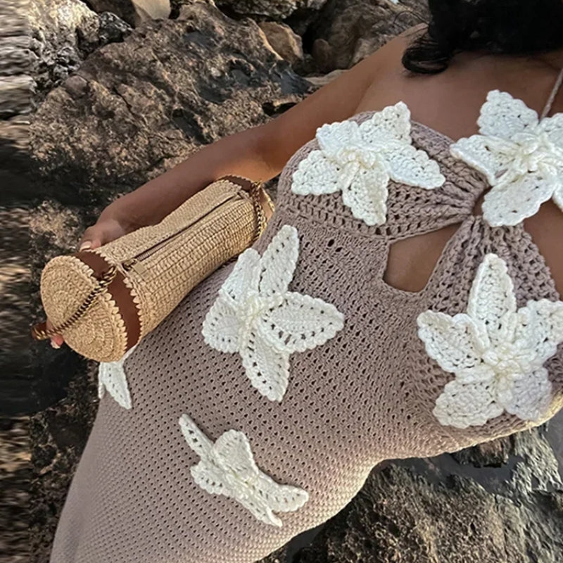 Miriam – Stilvolles rückenfreies langes Blumenkleid mit Neckholder und schmaler Passform