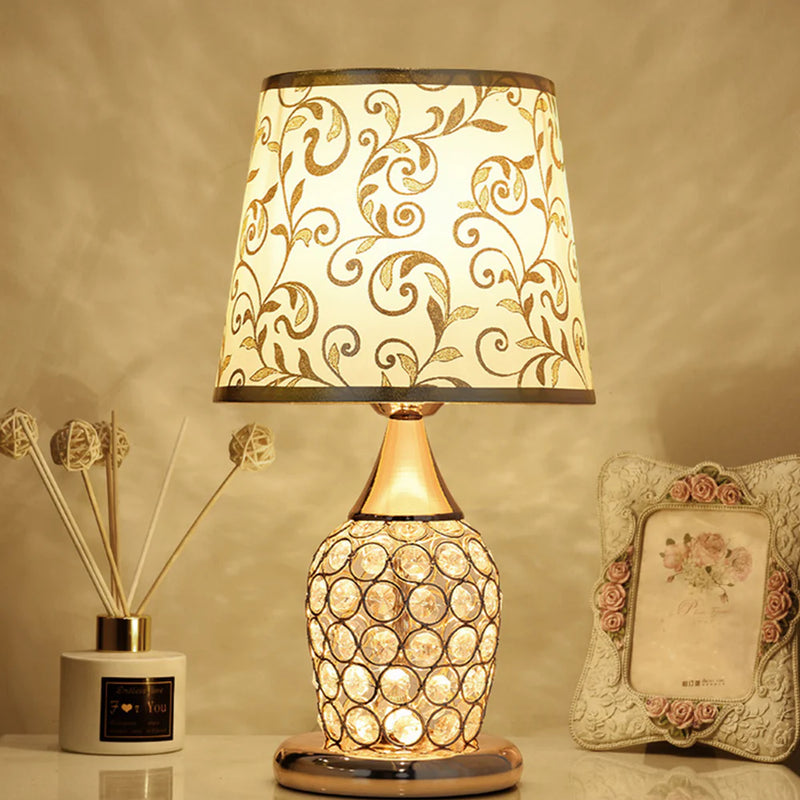 AuraGlow – Elegante von Urnen inspirierte dekorative Tischlampe