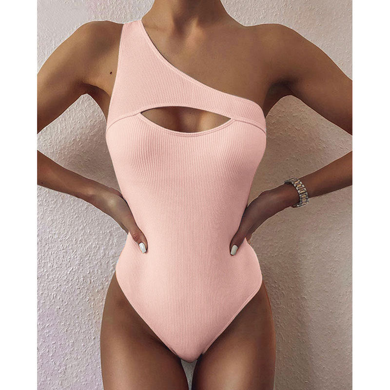 Raya – Eleganter Badeanzug mit Cut-Out vorne und hohem Beinausschnitt