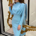 Celeste – Figurbetontes Midikleid mit hohem Ausschnitt und langen Ärmeln