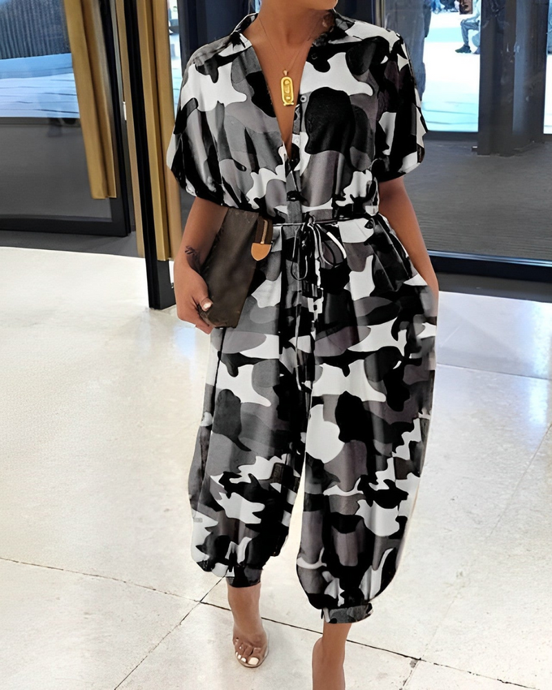 Nora – Bedruckter Jumpsuit mit Knopfleiste und kurzen Ärmeln