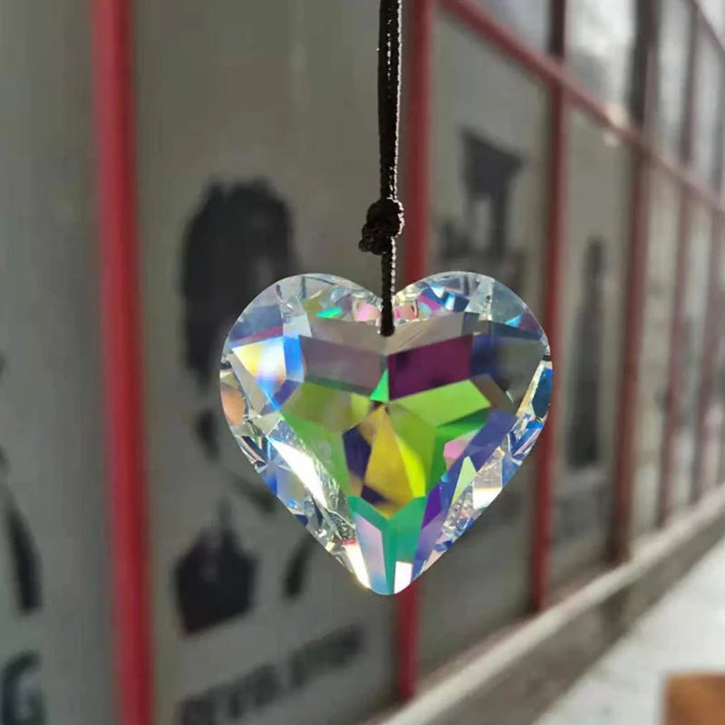 HeartGlow – Dekorativer herzförmiger Sonnenfänger mit einzigartigem Anhängerdesign