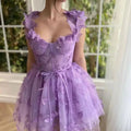 Eliza – Fließendes ausgestelltes Kleid mit floralen Akzenten und taillierter Taille