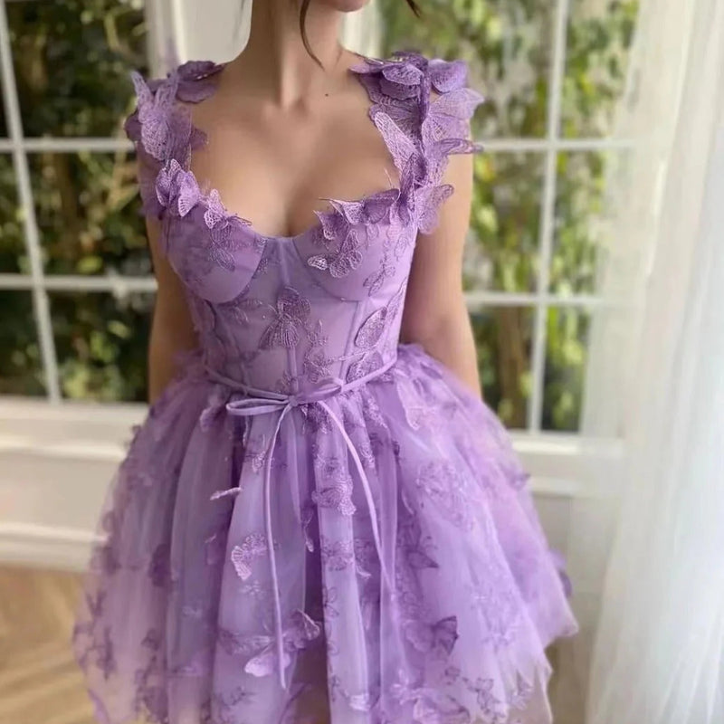 Eliza – Fließendes ausgestelltes Kleid mit floralen Akzenten und taillierter Taille