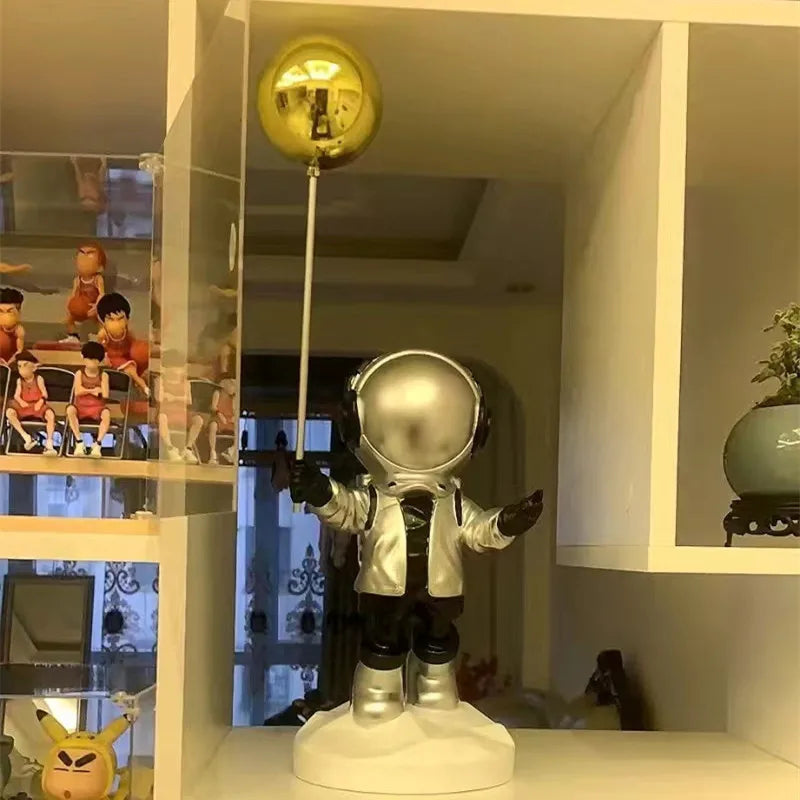 SkyBound – Verspielte Astronauten und Ballonfigur für eine traumhafte Wohndekoration