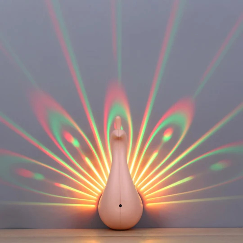 PeaGlow – LED Pfauen Projektorlampe mit Fernbedienung