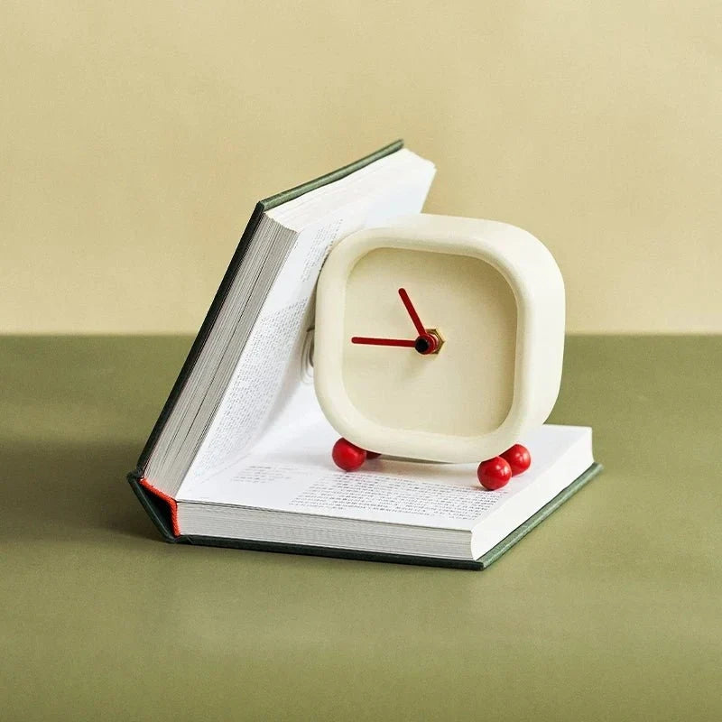 TimeForm – Minimalistischer quadratischer Tischwecker mit modernen stillen Motiven