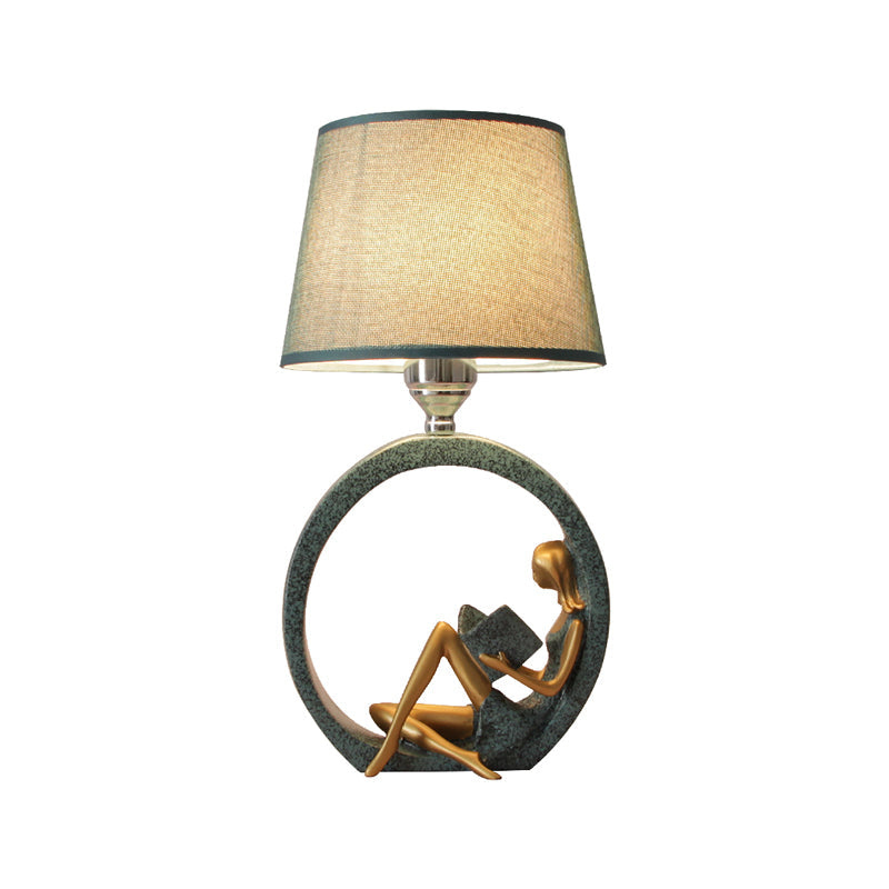 BookLume – Moderne Lesemädchen Tischlampe für charmante Dekoration