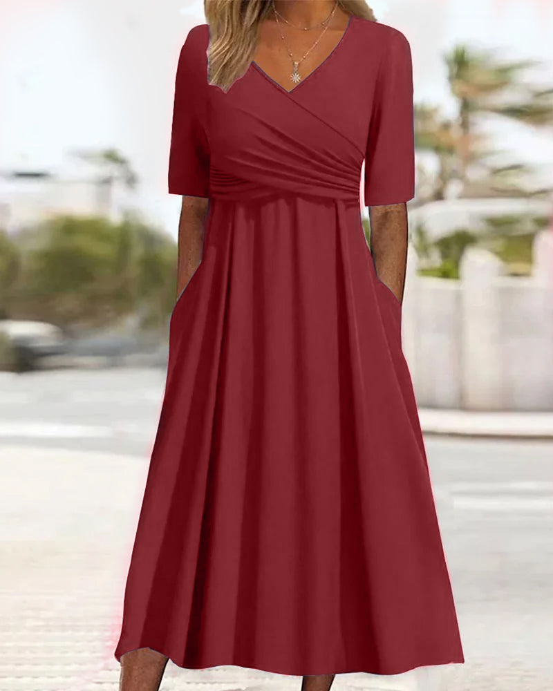 Laura - Lässiges V Ausschnitt Kleid mit kurzen Ärmeln und Plissee Entwerfen
