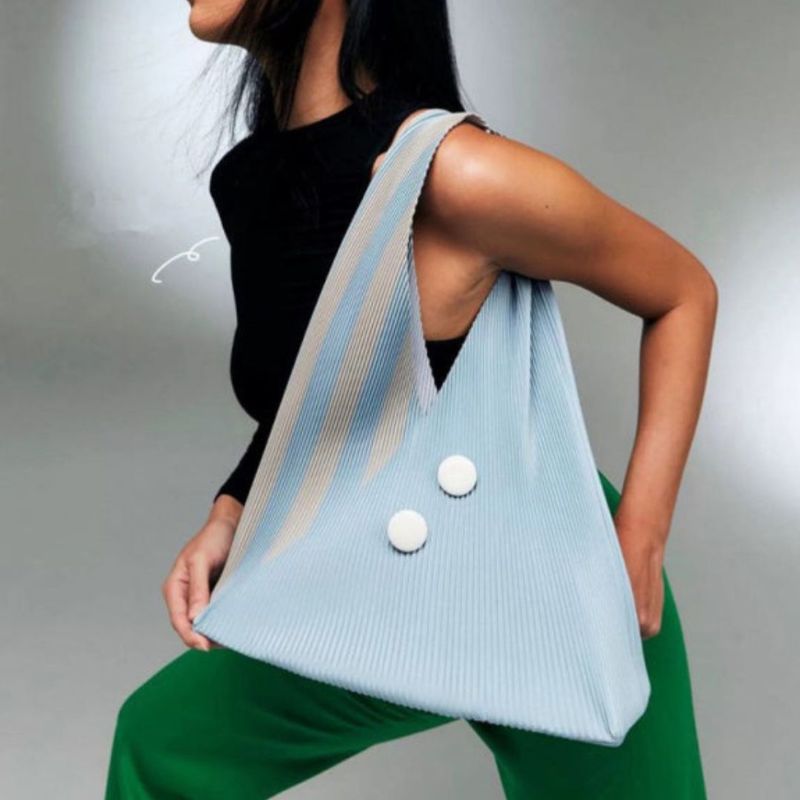 Celina – Stilvolle plissierte Tragetasche mit geräumigem Innenraum und Knopfdesign