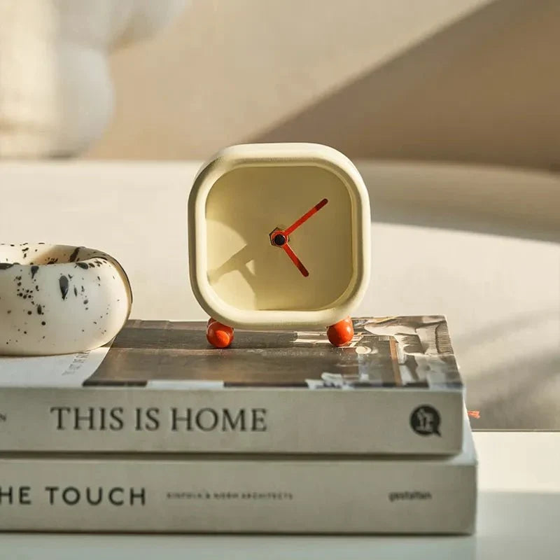 TimeForm – Minimalistischer quadratischer Tischwecker mit modernen stillen Motiven
