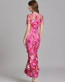 Theresa – Stilvolles Rundhalskleid mit kurzen Ärmeln und gesticktem Entwerfen