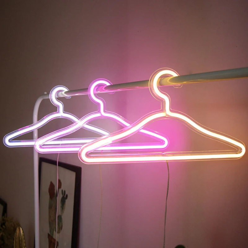 LumaHook – LED beleuchtete Kleiderbügel für einfache Schranknavigation