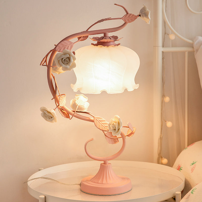 GlowBlossom – Elegante Tischleuchte mit zartem Rosendesign und beruhigendem Licht