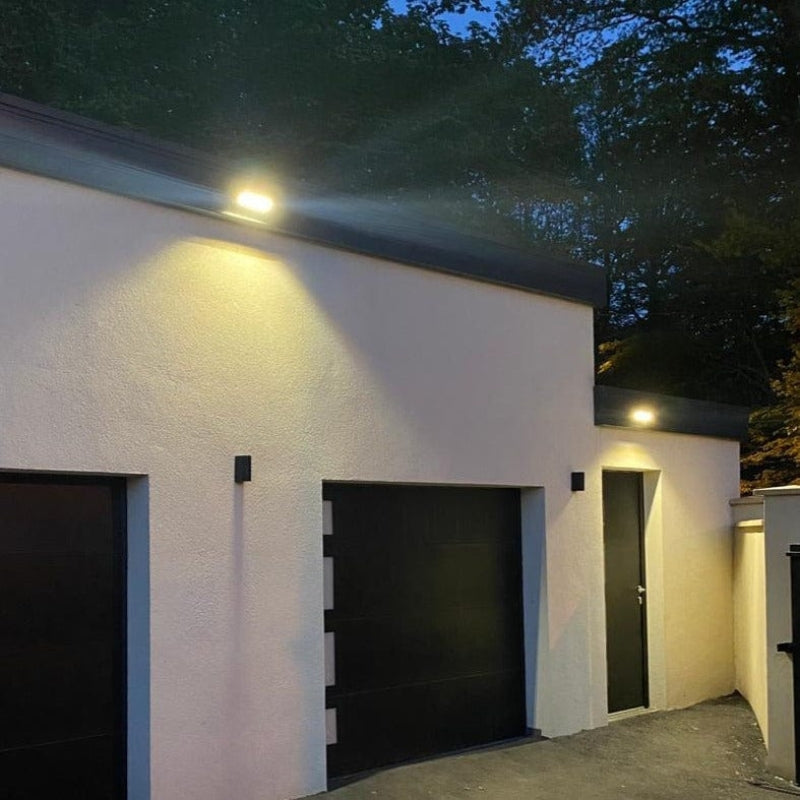 BrightShield – LED Solarflutlicht mit Bewegungssensor für Sicherheit und dekorative Beleuchtung