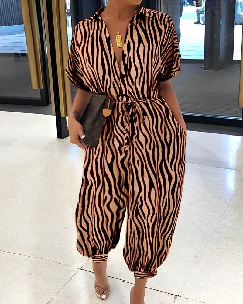 Nora – Bedruckter Jumpsuit mit Knopfleiste und kurzen Ärmeln