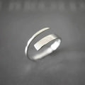 Selina – Minimalistischer offener Ring mit schlankem und verstellbarem Banddesign