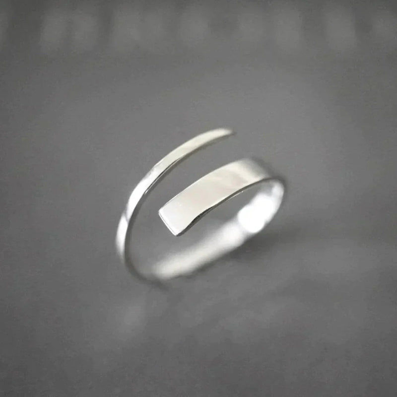 Selina – Minimalistischer offener Ring mit schlankem und verstellbarem Banddesign