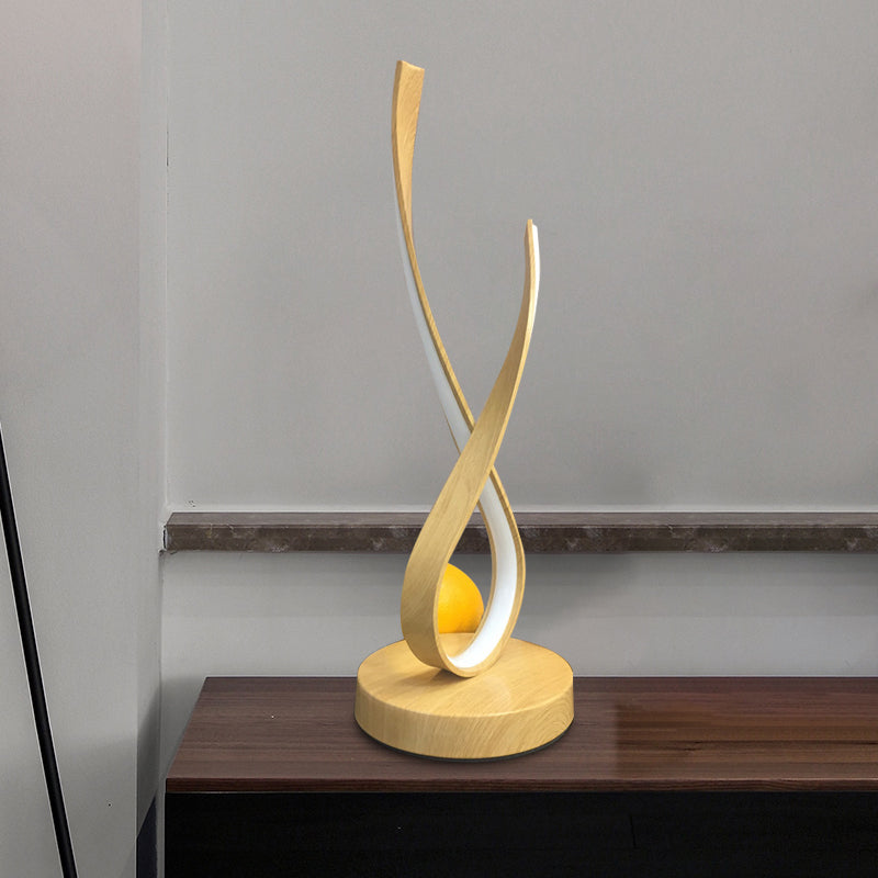 LumaNest – Dekorative LED Tischleuchte mit Holzsockel und elegantem Entwerfen
