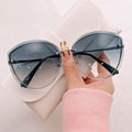 Eliana – Modische Cat-Eye-Sonnenbrille mit dunklen Gläsern und UV-Schutz