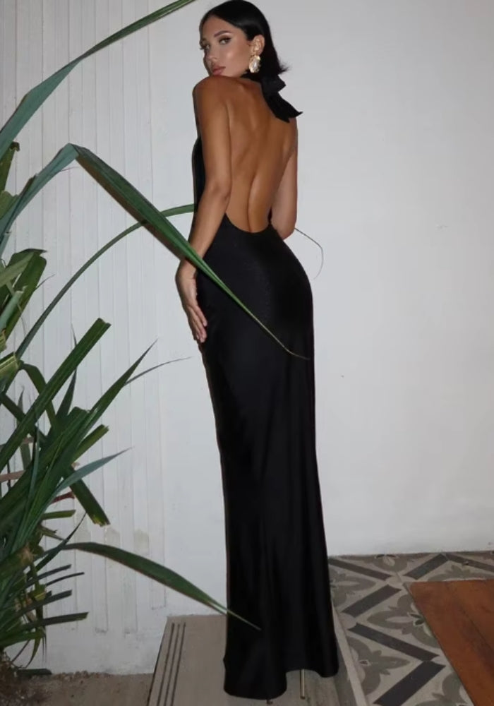 Romy – Stilvolles rückenfreies Kleid mit tiefem V Ausschnitt und seitlichem Schlitz